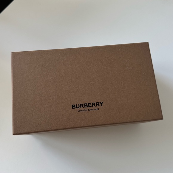 Burberry Clare Sunglasses w Case - Picture 4 of 4